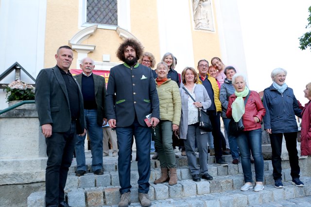 Fischamends Pfarrer Ivica Stankovic und Kulturstadtrat Michael Burger mit begeisterten Besuchern in der Kirche zu St. Michael
Foto: Monika Stadler steuerte in der „Langen Nacht der Kirchen“ zarte Harfenklänge in der Dorfkirche bei