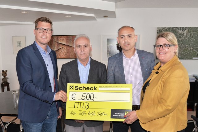 Überreichung der Spende: „Telfer helfen Telfern“-Obmann-Stv. Bgm. Christian Härting, ATIB-Obmann Saban Öncü, GR Güven Tekcan und ThT-Kassierin Doris Schiller.