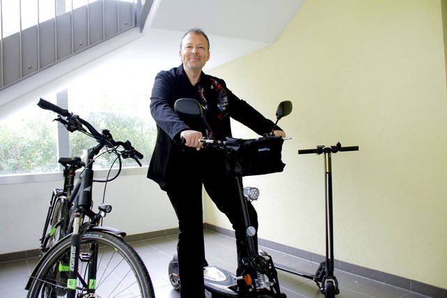 Stimmwunder Wolf Frank war einer der ersten Stockerauer, welcher für kurze Wege einen E-Roller benützte.