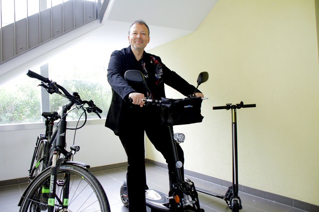 Stimmwunder Wolf Frank war einer der ersten Stockerauer, welcher für kurze Wege einen E-Roller benützte. | Foto: Doppelmair