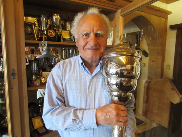 Ernst Falch mit dem Siegerpokal von Kransjka Gora.