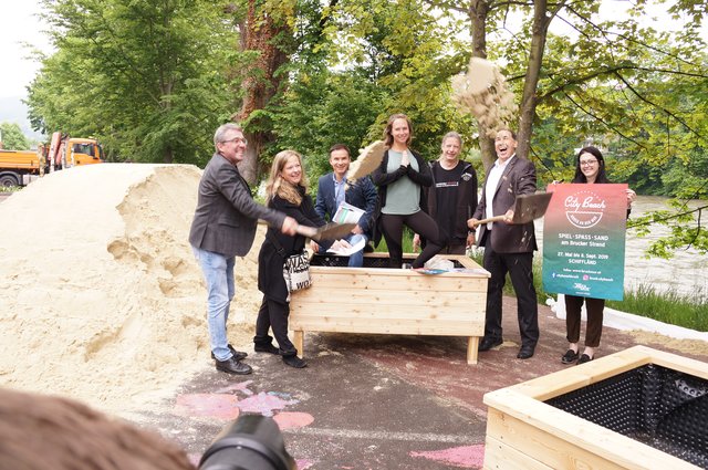 Sand-Spiele am Citybeach: Bgm. Peter Koch, Vera Bichler, Werner Reinprecht, Katrin Sattler, Fritz Kabinger, Manfred Werlein, Albana Thaqi.