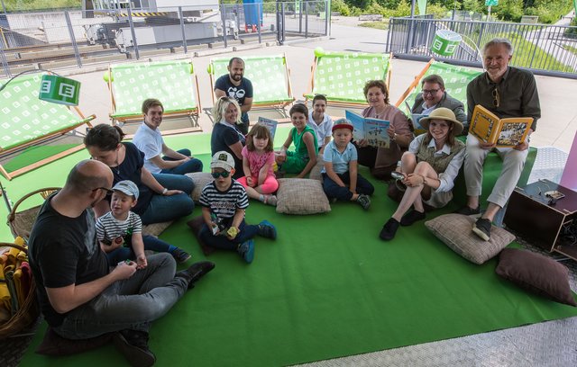 Gebannte Zuhörerschaft: Das Kraftwerk Gössendorf der Energie Steiermark war eine der vielen Stationen am Vorlesetag.