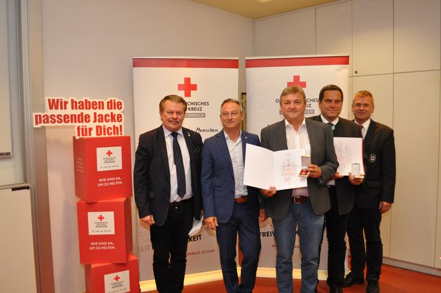 Fotos: Abdruck honorarfrei, Credits: ÖRK/LV OÖ/Martin Steinerberger
v.l.n.r.: Bezirksstellenleiter-Stv. Univ. Prof. Wilfried Scharf, Landesgeschäftsleiter Mag. Erich Haneschläger; Amtsleiter Erwin Eberharter, Amtsleiter Josef Eslbauer, Bezirksgeschäftsleiter Ing. Herbert Markler