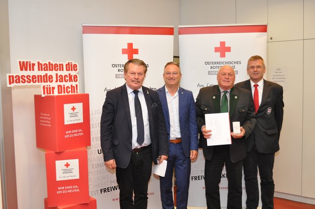 Fotos: Abdruck honorarfrei, Credits: ÖRK/LV OÖ/Martin Steinerberger 
v.l.n.r.: Bezirksstellenleiter-Stv. Univ. Prof. Wilfried Scharf, Landesgeschäftsleiter Mag. Erich Haneschläger; Ortsstellenleiter Hermann Huber, Bezirksgeschäftsleiter Ing. Herbert Markler 
