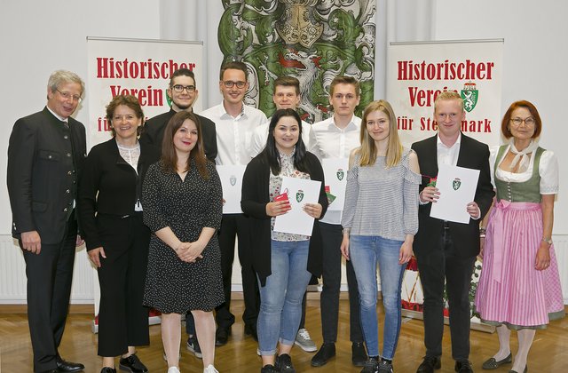 Stolz sind die Schülerinnen und Schüler der BHAK Deutschlandsberg auf die Verleihung der Wartinger-Medaille.
