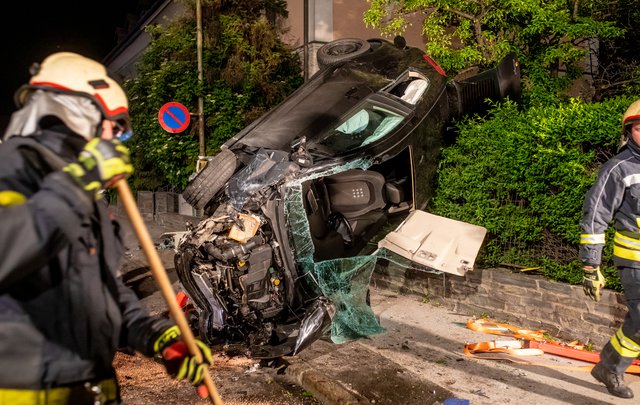 Der schwer verletzte Lenker musste von der Feuerwehr aus dem Fahrzeug befreit werden.