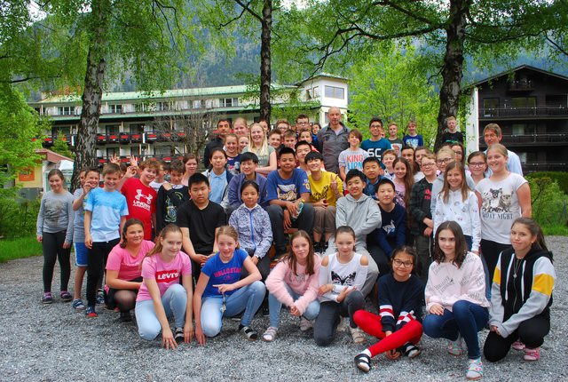 In Bildmitte die chinesischen Gastschüler,die von ihren Gasteiner Mitschülern herzlich aufgenommen wurden.