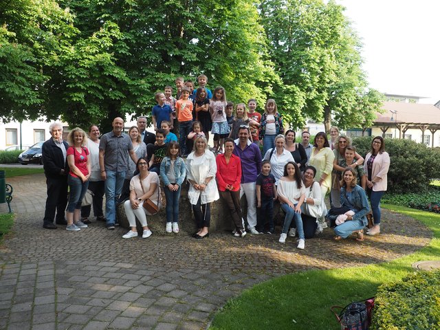 Projektleiterin GR Petra Ramoser, Ing. Doris Wöckl, BGM Stefan Wöckl mit den zahlreichen Kindern, Eltern und Begleitpersonen.