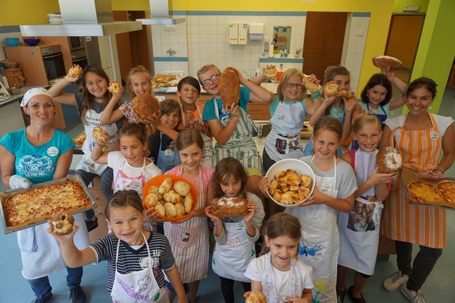 Backen macht Spaß. Die Kinder werden fachkundig angeleitet.
