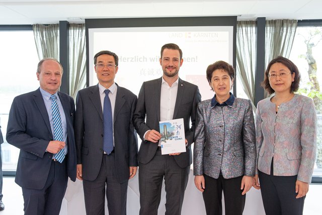 Abteilungsleiter Dr. Kreiner, Mr. Zhang Yanming – Generaldirektor des Wirtschaftsministeriums der Provinz Henan, LR Sebastian Schuschnig, Ms. Yu Hongqiu – Delegationsleiterin und Stv. Sekretärin des CPC Henan Provincial Committee, Ms. Fu Jing, Generaldirektorin des Büros für Außenbeziehungen der CPC Henan Provincial Committee