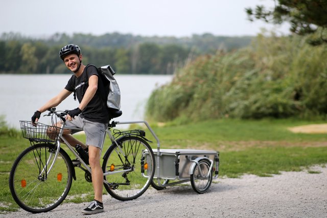 Andreas Grubner ist selbstständiger Fahrradkurier. Nun beliefert er St. Pöltens Haushalte auch mit Lebensmitteln aus der Region.  | Foto: weinfranz