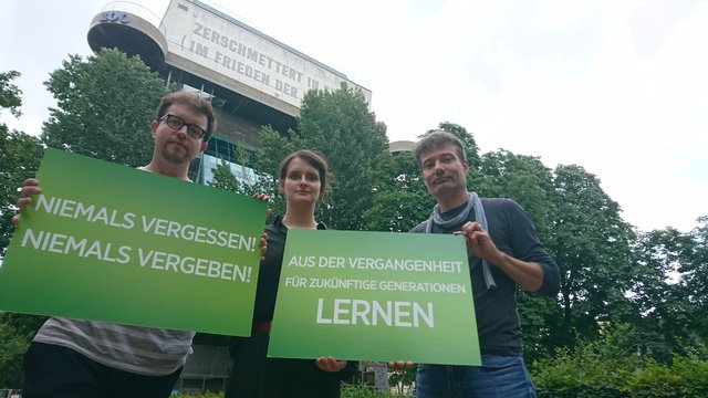 Philipp Rohringer, Verena Knogler und Michi Reichelt vor dem Flakturm im Esterhazypark (v.l.).