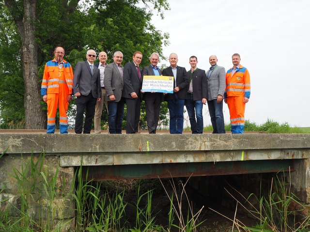 Josef Gastgeb (Straßenmeisterei Ravelsbach), DI Werner Pribil (Straßenbauabteilung Hollabrunn), Ing. Helmut Knotzer (Fa. Strabag), Ing. Walter Schmid (Bgm. von Ravelsbach), DI Christof Dauda (Leiter der Abteilung Landesstraßenbau), Landtagspräsident Karl Wilfing, Martin Reiter (Bgm. von Sitzendorf an der Schmida), Ing. Franz Ehrentraud (Leiter-Stv. der Brückenmeisterei Korneuburg), Bernhard Mayer (Leiter-Stv. der Straßenmeisterei Ravelsbach), Johann Werl (Straßenmeisterei Ravelsbach)