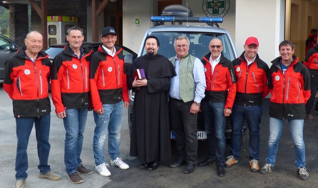 Bergrettung Lesachtal mit neuer Zentrale: Rainmund Troyer, Siegfried Niescher, Josef Lugger, Silvo M. Bachorik, Johann Windbichler, Otmar Striednig, Jan Salcher und Helmut Ortner (v. l.) | Foto: Gemeinde Lesachtal