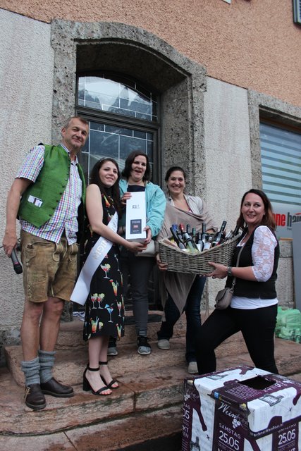 TVB-Obmann-Stv. Peter Mörwald (li.) mit den beiden Gewinnerinnen, Sabine Ranalter (2.v.re.) und TVB-GF Alexandra Hager (re.). | Foto: TVB Werfen Sonja Schnöll