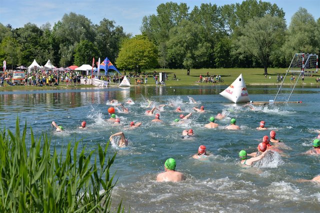 Der 8. Salzburger Firmen Triathlon fand bei traumhaftem Sonnenschein statt. Los ging es mit der 100 Meter-Schwimmstrecke im Lieferinger Badesee.