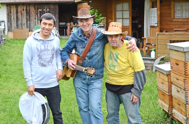 Tag des offenen Bienenstocks in Spillern. Am Foto von links: Imkerhelfer Jan - Mohammad Fayez, Countrymusiker Alfred Pertl und der "Fröhliche Imker" Anton Fröhlich