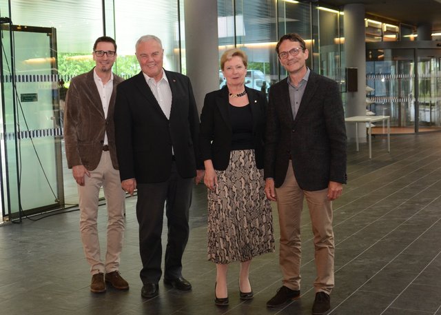 Stadtrat Hannes Tusch (2. V.l.) und Gemeinderätin Sabine Kolbitsch gratulierten den Vizerektoren Philipp Unterholzner (UMIT) und Bernhard Fügenschuh (Universität Innsbruck)