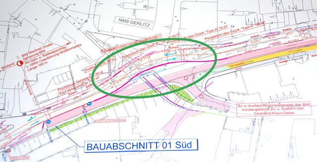 Der Verkehr auf der B 54 bleibt aufrecht: Verkehrsteilnehmer werden in Hartberg ab 29. Mai zweispurig direkt am Baustellenbereich vorbei (grüne Markierung) umgelegt.