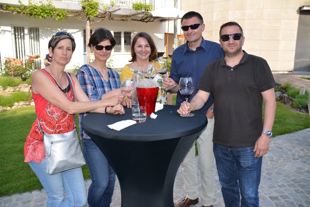 Silvia Heinrich (Mi). lud ihre knden zu einem chilligen NAchmittag ins Weingut ein