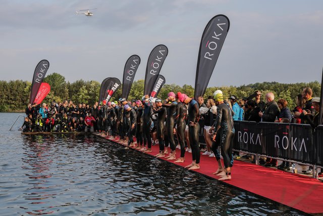 Auf die Plätze, fertig, los! Am Sonntag wurde der Ironman per Sprung in den Viehofner See gestartet.