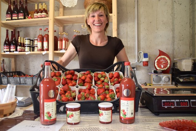 Claudia Kossits stellt aus ihren Bio-Erdbeeren auch Nektar und Marmelade her.