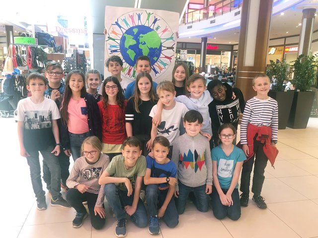 Mit einem Flashmob setzten sich die Kinder der Volksschule Vorgartenstraße 208 für eine Welt ohne Krieg und Hass ein.