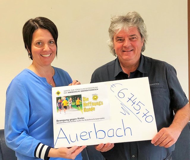 Elisabeth Ries, Direktorin der Volksschule Auerbach, übergab den Spendenscheck an Herrn Flink von der Krebshilfe Oberösterreich.