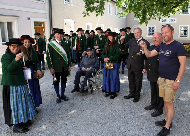 Unsere Jubilare: Anton Wicker (im Rollstuhl) und Hansjörg Obinger (in der Lederhose )