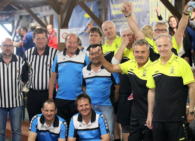 Großer Eisstocksport in Eibiswald: Das 3-Eiben-Team (gelb-schwarz) holte sich gegen Bad Mitterndorf (blau) sensationell das Finalticket in der Landesliga.