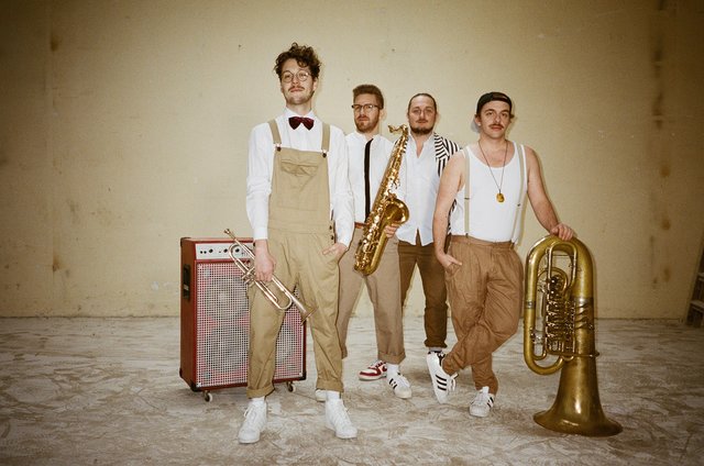 Rafael Denkmayr (Saxophon), Paul Szelegowitz (Trompete), Dario Schwärzler (Tuba) und Alexander Kreisbichler (Drums) – die vier Mitglieder der Linzer Band Blechsalat.