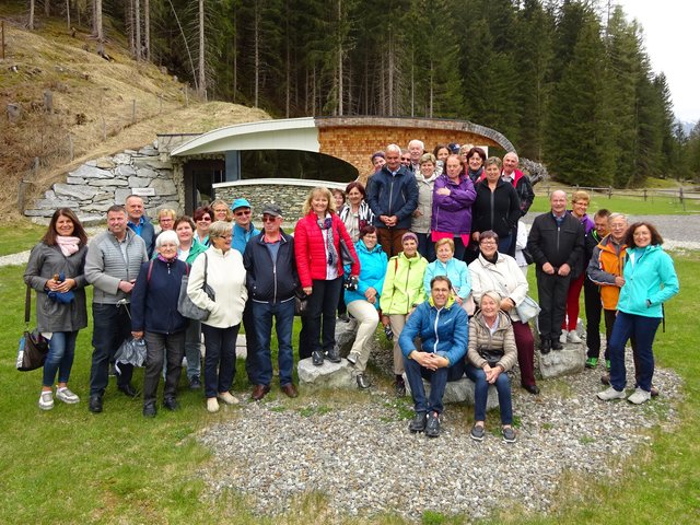 Die interessierte Gruppe der ES Kirchdorf bei ihrer Exkursion nach Osttirol vor dem Schauraum vom „Deferegger Heilwasser“ in St. Jakob im Defereggental.