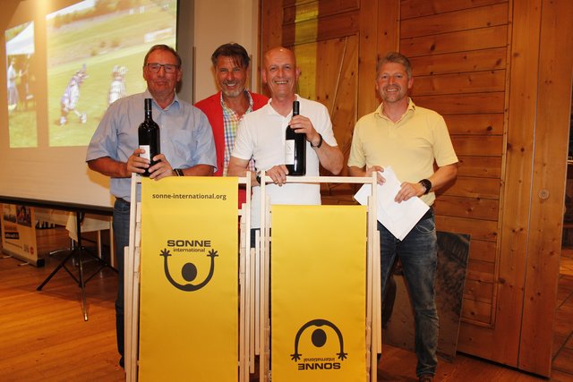 Emmerich Schuh (ein Turniergewinner),Michael Braun (Druckerei GERIN), Christian Köllner, Michael Frank (Leiter Golfclub)
 | Foto: Sonne