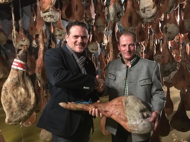 Schinkenfestübergabe: Markus Wiedner mit Franz Habel.