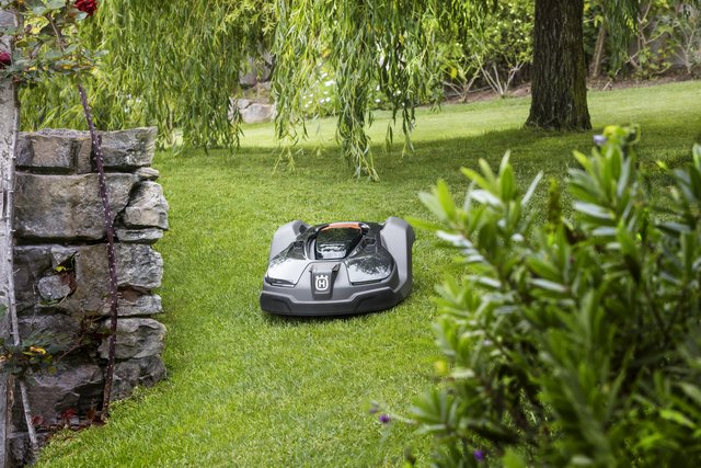 Wer einen Garten besitzt, der weiß, mit wie viel Arbeit das verbunden ist. Aber auch hier gibt es bereits praktische Helfer, wie den Husqvarna Automower, der selbstständig den Rasen mäht.