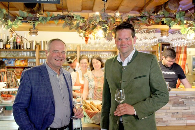 Bezirksparteiobmann und Winzer Hermann Haller (ÖVP) und EU-Abgeordneter Lukas Mandl aus Gerasdorf.
