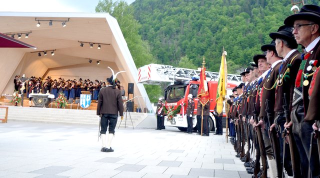 Auch die Schützen und die Musikkapelle stellten sich zur Segnung des Drehleiterfahrzeuges ein.