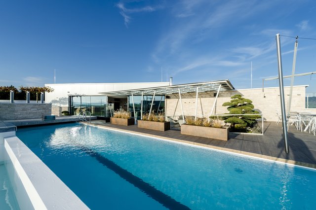 Der Pool am Dach des modernen Firmengebäudes ist nur einer von vielen Vorteilen, die das Rainbacher Unternehmen seinen Mitarbeitern bietet.