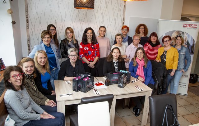 Monika Kovacic, Margarethe Oitzinger-Läßer, Katrin Lach, Isolde Egger, Madeleine Miklin, Sabine Berger-Plesiutschnig, Marion Rebernig, Kristine Kneis-Jenic, Suzanna Lazic, Elisabeth Wassertheuerer, Olga Kosche, Elke Glaboniat, Eva Puschl, Sarah Petritsch, Sabrina Balin, Ramona Puschl, Beatrix Stornig, Anja Marin (von links)