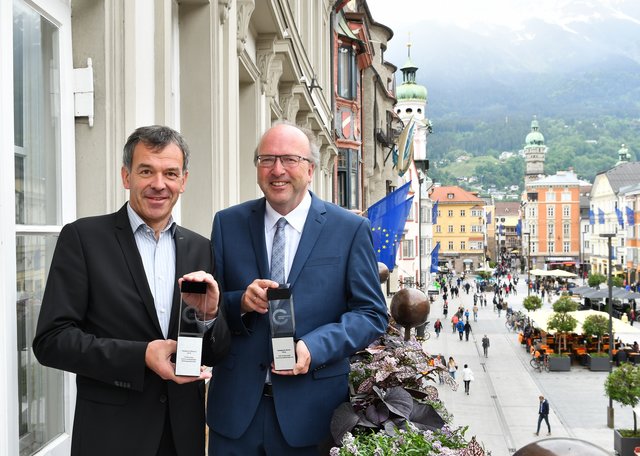 Bürgermeister Georg Willi freut sich mit IKB-Vorstandsvorsitzendem Helmuth Müller über die neuerliche Auszeichnung. | Foto: Foto: IKB/Vandory