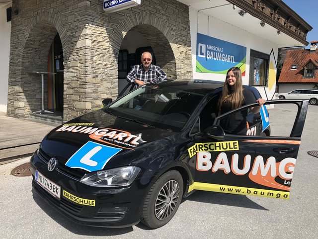 Die Fahrschüler üben das Autofahren am liebsten mit Leo Powoden.