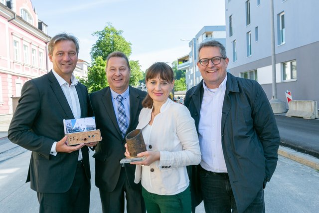 Martina Berthold mit Walter Steiner (Salzburg AG), Baustellenkoordinator Rupert Kübler und Baudirektor Alexander Schrank.