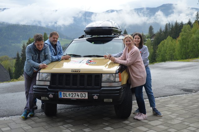 Machen sich für "Miles for Children" auf die Reise: Christoph Koch, Josef Klug, Brigitte Koch und Ines Müller (v.l.) beim Beschriften des in Goldfarbe folierten Grand Cherokee, Baujahr 1996.