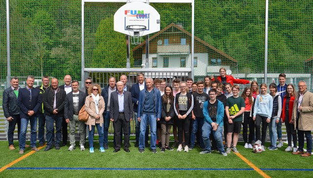 Vertreter des Gemeinderates, der Neuen Mittelschule und der UVB Vöcklamarkt feierten die Eröffnung.
