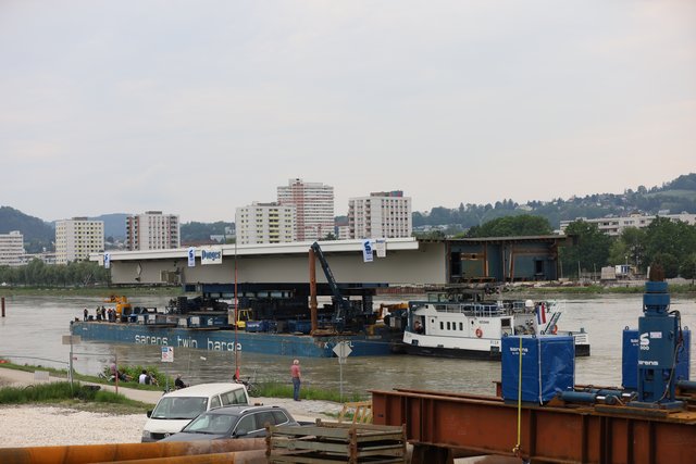 1000 Tonenn Stahl warten auf ihre Montage im Zuge der Bypass-Erichtung an der VÖEST-Brücke.