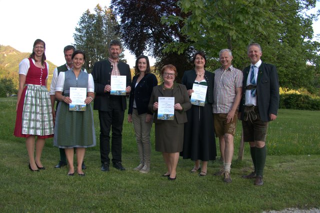 Die Preisträger des Nationalpark Kalkalpen Awards 2019 mit Regina Buchriegler (links) und Nationalpark Direktor Volkhard Maier (rechts).