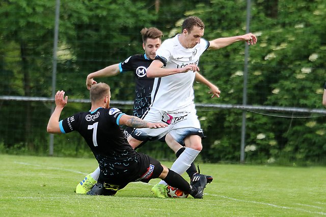 Eibiswalds Patrik Narath (7) und Marco Wechtitsch stoppen St. Martins Patrick Nebel.