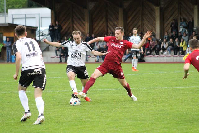 Der SV Zams (weißes Trikot) mit Rene Mark (Mitte) und Lukas Carrer (l.) setzte sich vor Heimkulisse gegen Kematen klar mit 2:0 durch.