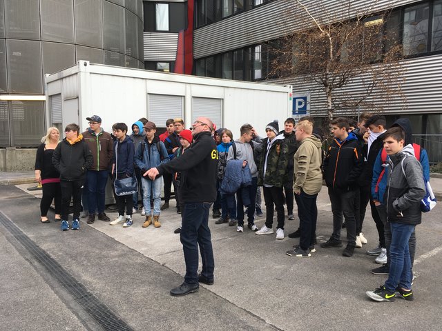 Die 4. NAWI Klassen der EMS Schwadorf.